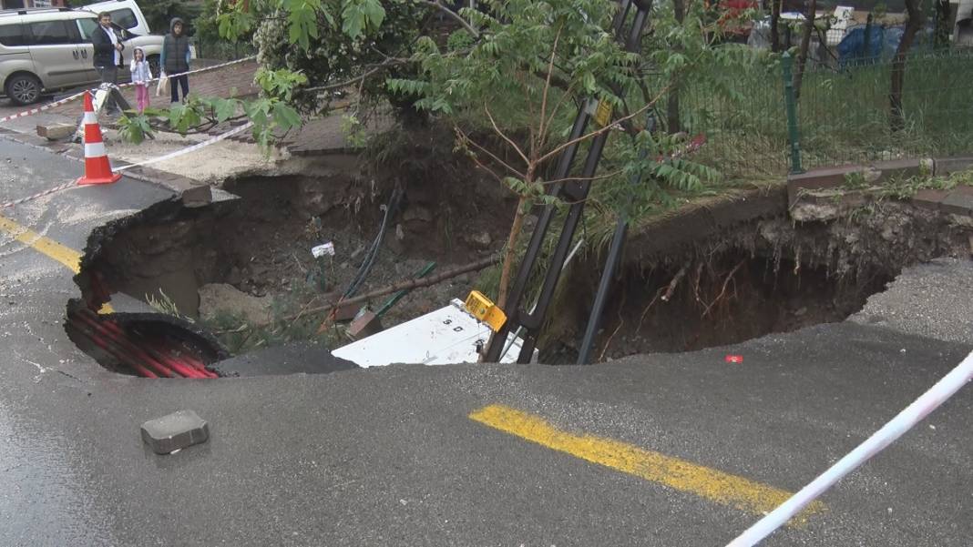 Sağanak sonrası Ankara’da yol çöktü 20